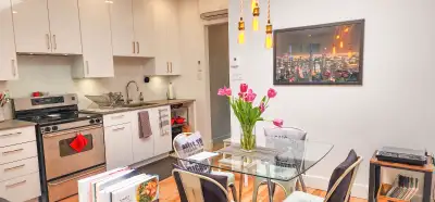 Superbe appartement neuf (2022) au dernier de trois étages. Ce logement de 2 chambres est idéalement...