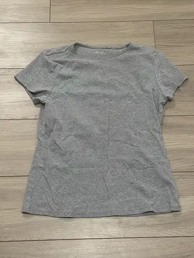 women’s size medium grey shirt-free-up off fox creek rd Dieppe