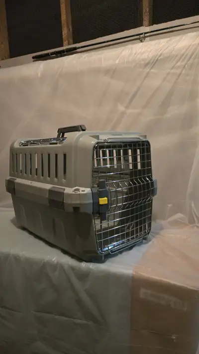 Cage de transport pour chat ou chien de marque Odyssey, très propre, peu utilisée. Portes, sur le de...