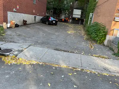 Stationnement extérieur disponible dès maintenant ✔️ Très bien situé – à 5 minutes du métro Laurier...