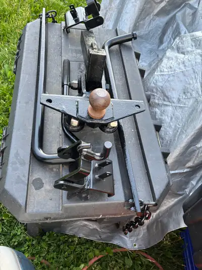This used Curt weight distribution hitch is a robust towing solution, offering enhanced stability an...