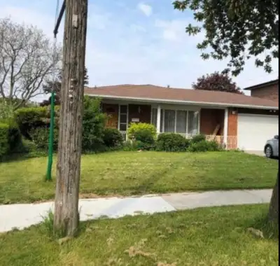 34 Sandbourne Crescent - Main Floor ➡️ 5 Bedrooms, 2 full washrooms, 4 car parking, ➡️ Walking dista...