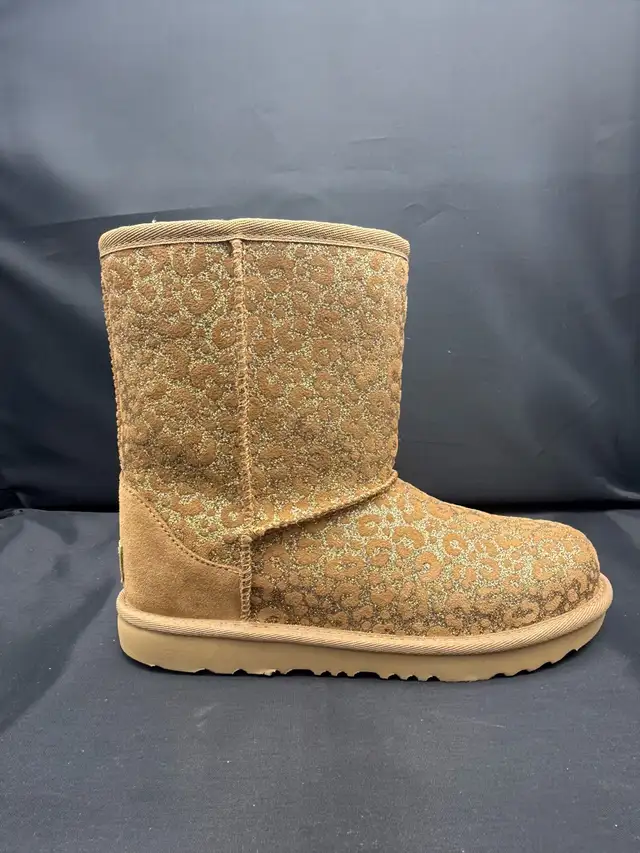 UGG boots (Youth size 4) in Kids & Youth in Markham / York Region - Image 4