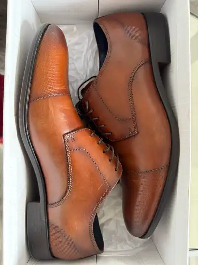 Worn only once Size 9.5 Perfect condition Comes with box as well