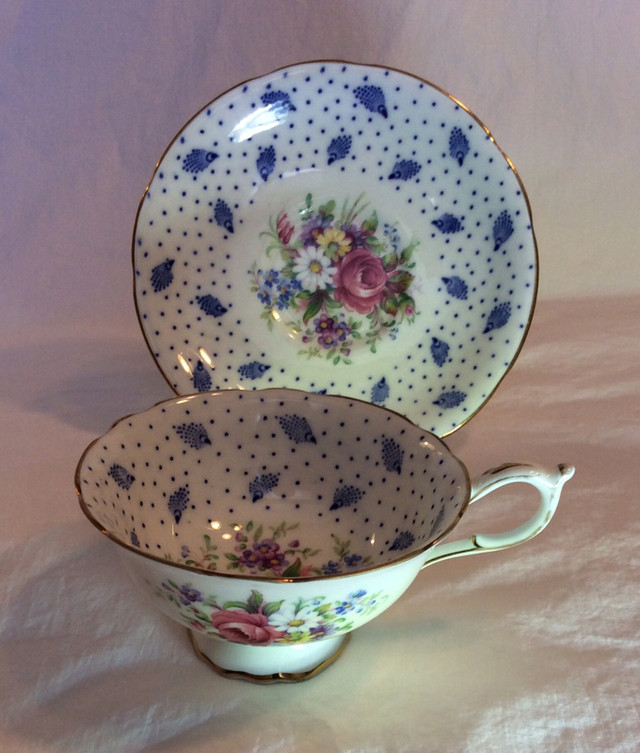 Gorgeous Blue Polka Dot PARAGON TEACUP & SAUCER -Gold Gilt -MINT in Arts & Collectibles in City of Toronto - Image 3