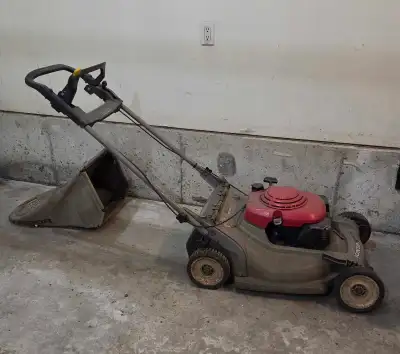 This reliable Honda HRM 215 mulching mower is in fair working order and ready to help you maintain a...
