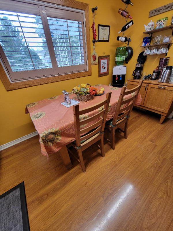 Dining Table with 4 chairs and a bench in Dining Tables & Sets in Edmonton - Image 3