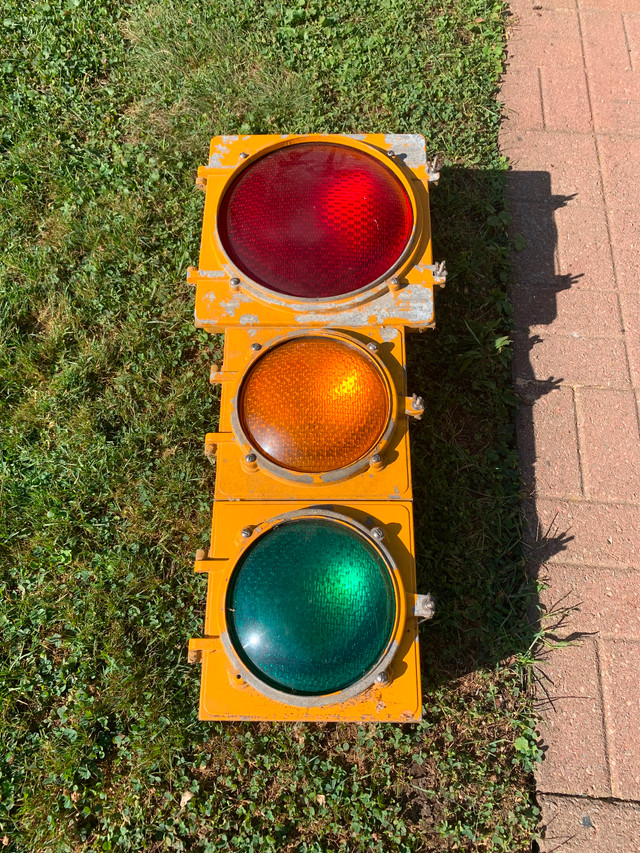 Old traffic signal light in Arts & Collectibles in Kitchener / Waterloo
