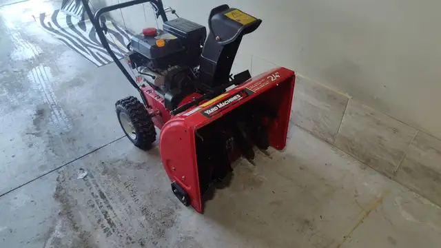 Lightly used 24" Snow blower in Snowblowers in Windsor Region - Image 2