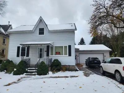 Spacious 3 bedroom home for rent. In the town of Hensal. Open concept kitchen and living room , larg...