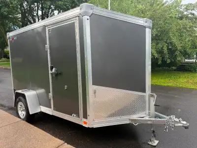 Superbe remorque fermée haut de gamme Idéal Cargo, modèle 2023 série Evocore, grandeur 6x10. Conditi...
