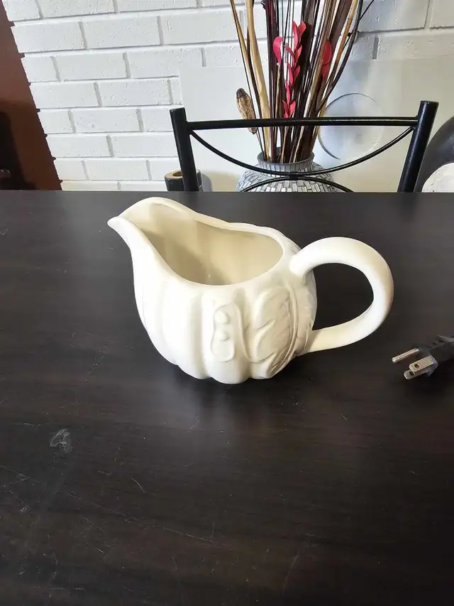 New gravy boat for sale in Arts & Collectibles in Bedford - Image 2