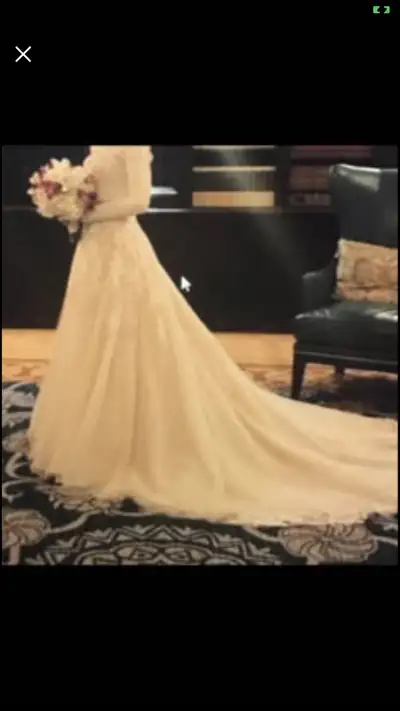 Cream in color. Pick up near Cole Harbour. Building has a washroom if you would like to try the dres...