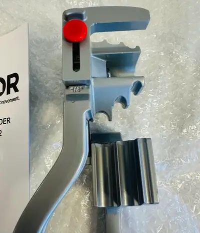 Get professional results with this VEVOR 180-degree tube bender, model CT-612. This item is in excel...