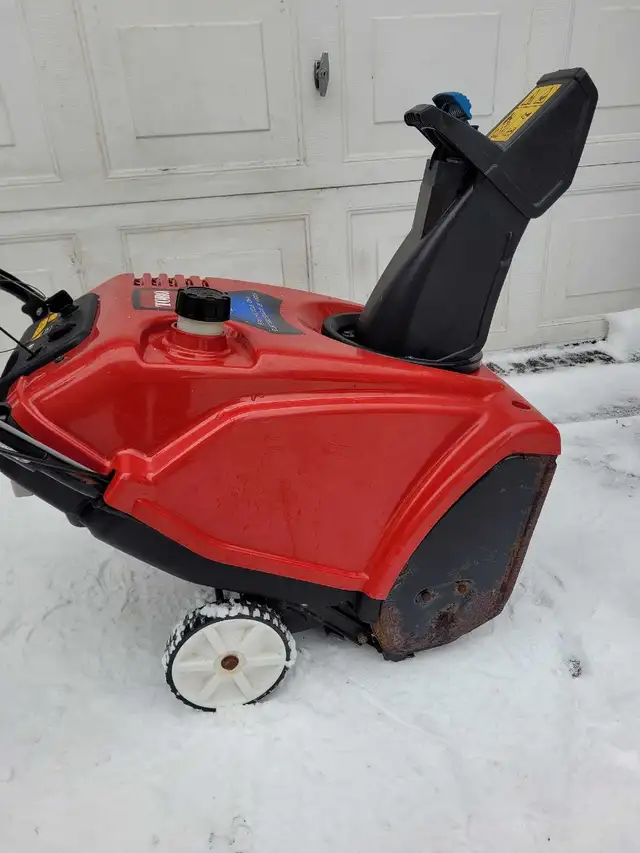 Toro Powerclear 421QE snowblower in Snowblowers in Kitchener / Waterloo - Image 6