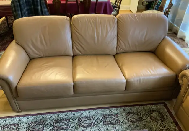 Sofas a Vendre - Bon état - Prix Négotiable in Couches & Futons in City of Montréal - Image 3