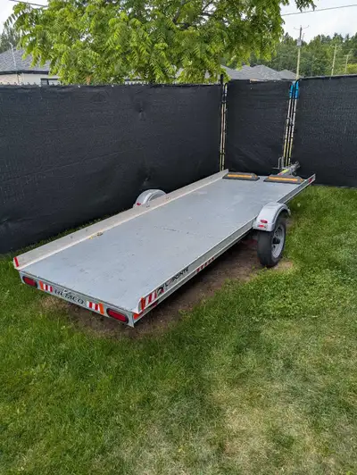 Remorque pour motoneige ou vtt remeq 2018 150 kg 12 pied par 52 pouce avec roue de secours en très b...