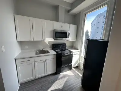 1 Bedroom, downtown Barrie across from the lake with views of Kempenfelt Bay. This is a second floor...