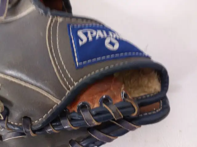Vintage Blue Spalding Frank Viola Cy Young Baseball Glove in Arts & Collectibles in Kitchener / Waterloo - Image 5