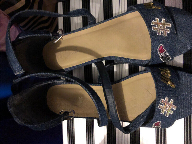 Girls sandals size 4 in Kids & Youth in City of Halifax - Image 3
