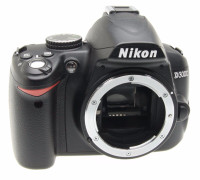 Nikon D D3000 10.2 MP Digital SLR Camera  great shape