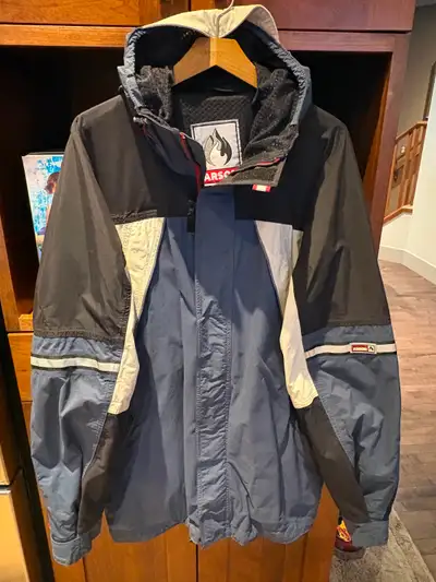 Selling a snowboard / ski jacket in very good condition. Brand is Arson — warm, durable, and designe...