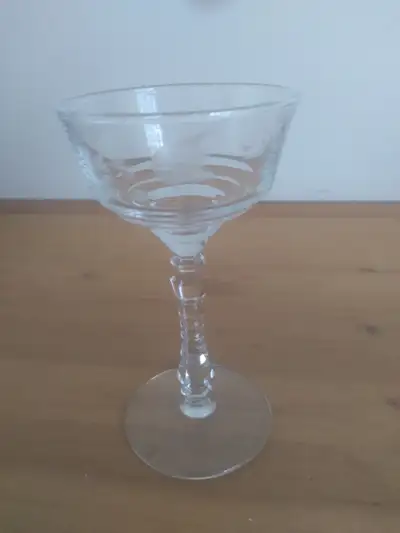 Verres à vin ( vintage ) dans les années 1950. Très bon état. 16 verres à vin à $5.00 chacun.