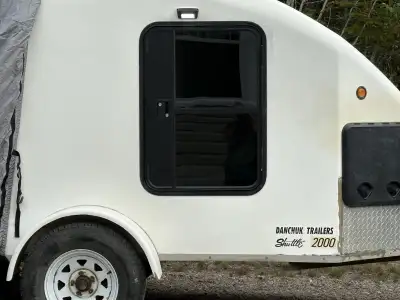 camping. ceiling fan. Air conditioning. It can be towed by any vechicle. It weighs 650 lbs. fibregla...