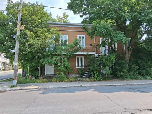 FR Appartement très bien placé à côté de la bibliothèque de Longueuil. Accès à un petit parc juste e...