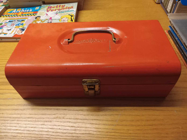 VINTAGE MASTERCRAFT METAL TOOLBOX  RED  in Tool Storage & Benches in North Bay