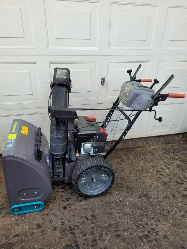 Yardworks 24" snowblower  in Snowblowers in Kitchener / Waterloo - Image 7