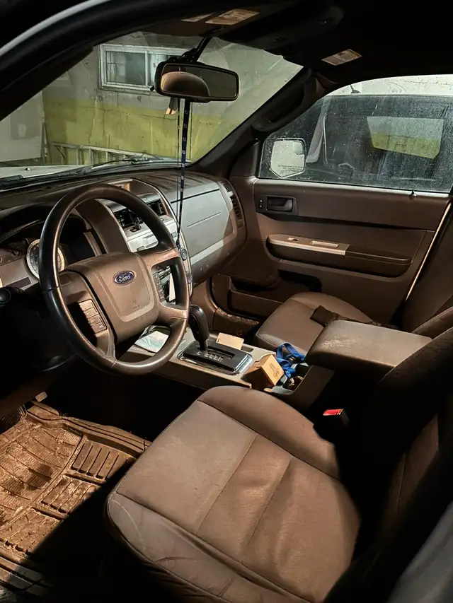 Mechanic Special – 2012 Ford Escape V6 AWD – 108,000 km – Runs G in Cars & Trucks in City of Montréal - Image 7