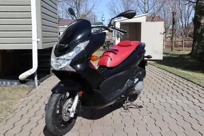 Honda Scooter PCX150, super petite machine. Vidange d'huile fraîche, pneus en bonne état. Pret pour...