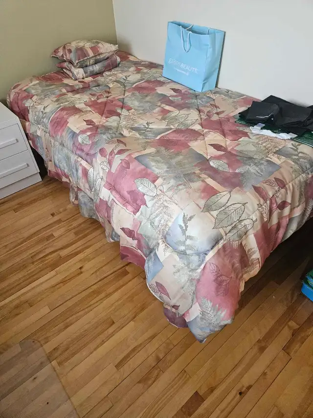 Lit bois blanc et petit bureau bois blanc in Beds & Mattresses in Laval / North Shore - Image 3