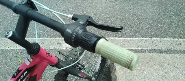 Vélo Enfant Movelo Rose in Kids in Laval / North Shore - Image 5