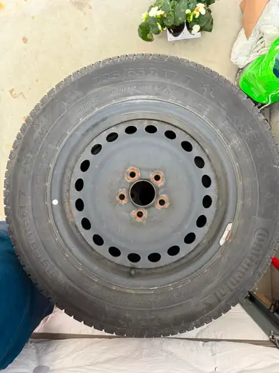 Continental 235/65/17. T. XL