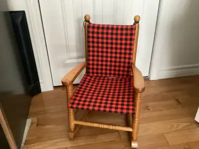 chaise berçante en bois enfant 1 à 5ans 20$, View more
