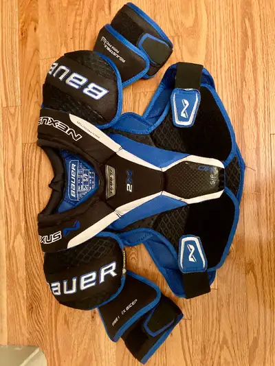 Bauer Nexus 2 hockey shoulder pads. Size Senior small, thermomax, arch protection, spinal protection...