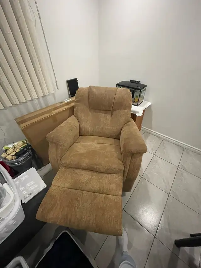 Fauteuil et table avec quatre chaises à vendre in Dining Tables & Sets in Longueuil / South Shore - Image 11