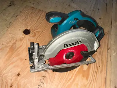 This pre-owned Makita 6.5” LXT circular saw is a reliable tool ready to help you tackle your next bu...