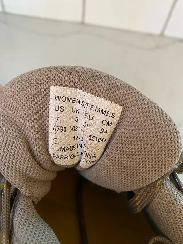 Like new! The North Face women’s suede hiking shoes sz 38 in Women's - Shoes in Kitchener / Waterloo - Image 10