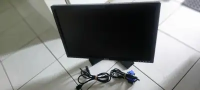 - in good condition - VGA, DVI outputs - included power + VGA cables - Pick up in Orleans (Convent G...