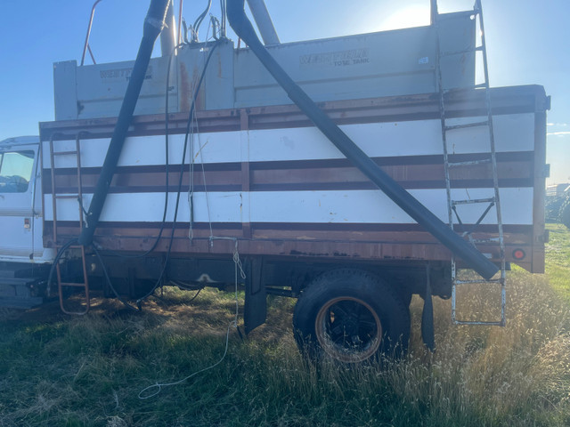 Grain truck/drill fill/seed box.  in Farming Equipment in Swift Current - Image 3