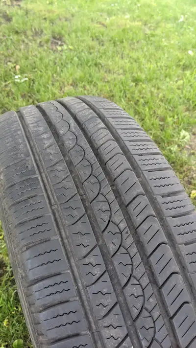 Deux pneus été Pirelli Scorpio 225 65 17 en très bon état. $200 non neg.