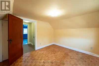 Extra large private room for rent near UOIT/ Durham college