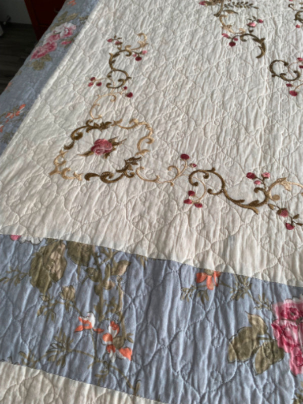 HOMETRENDS Double Bed ‘Roses’ Quilt & 2 Pillow Shams - 88” x 88” in Bedding in Charlottetown - Image 2