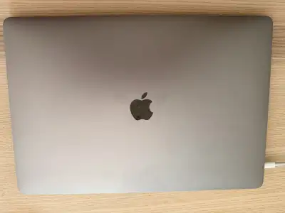 MacBook Pro 16 pouces 2019, i7 6 cœurs, AMD Radeon Pro 5300M 4Go, View more