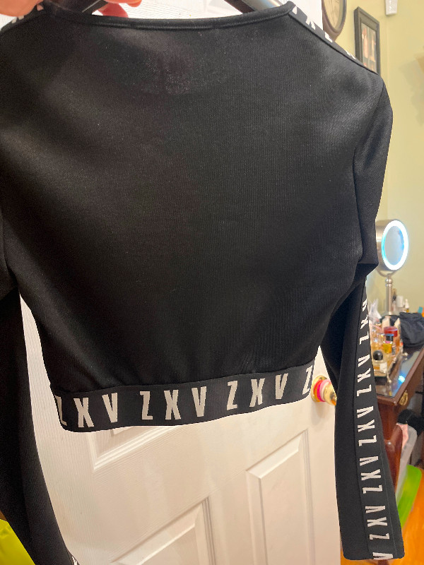 Chemise noire Versus de Versace à logo dans Femmes - Hauts et vêtements d'extérieur  à Ville de Montréal - Image 3