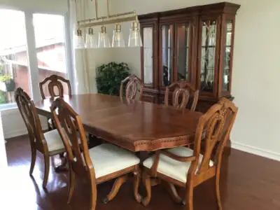 Traditional dining room table with 6 chairs and matching hutch