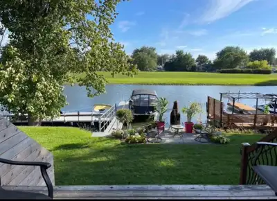2550$/ mois Superbe maison au bord de l’eau avec quai privé à St Paul de l’île aux noix. 3 chambres...